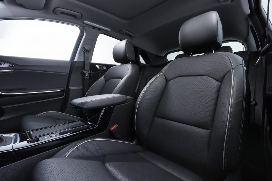 Интерьер Kia Ceed 2018 года  (WW) (фото 6 из 40)